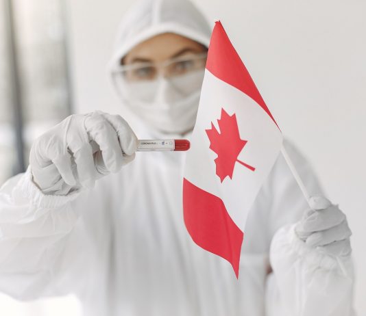 Van, ahol már nem munkakörhöz kötött az oltás – így büntetik az oltatlanokat Kanadai zászló