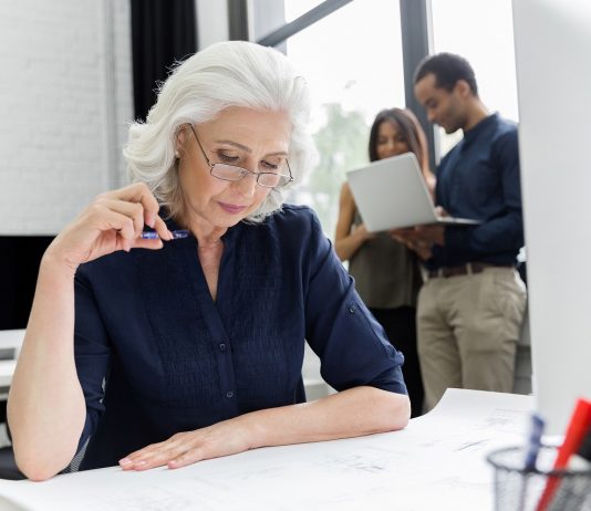 Nők nyugdíjazása – tovább folytatódik a Nők40 program Középkorú üzletasszony