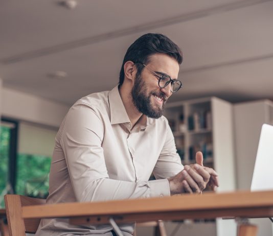 Friss felmérés: A férfiak elégedettebbek a munkahelyükkel, mint a nők Üzletember