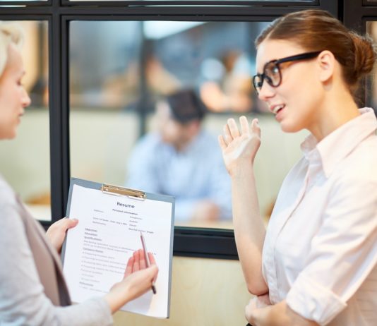 Tényleg csak egyetlen oldalas a jó önéletrajz? oneletrajz-karrier-hr-allas