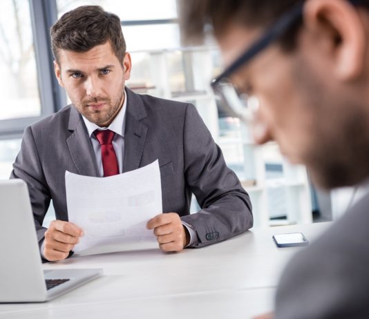 Kell-e véleményt nyilvánítani a kollégákról, ha a főnök ezt elvárja? Tárgyalás