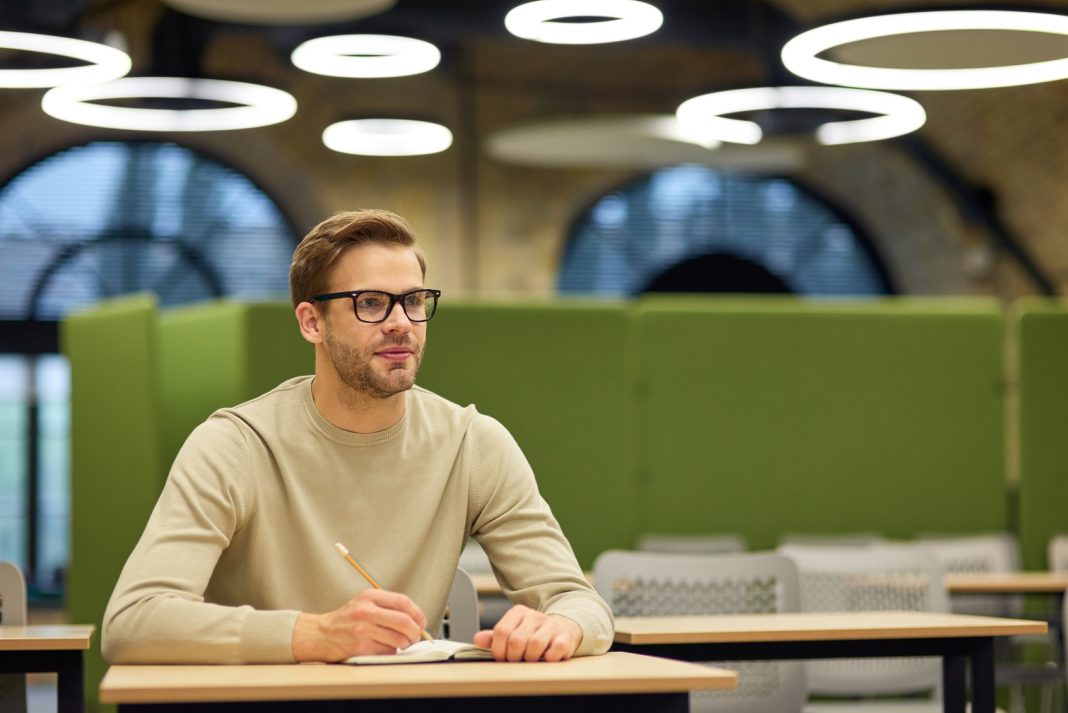 Megemelt összeggel folytatódik a munkahelyi képzéseket támogató program Vállalati képzésen vesz részt egy szemüveges férfi munkavállaló.