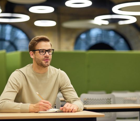 Megemelt összeggel folytatódik a munkahelyi képzéseket támogató program Vállalati képzésen vesz részt egy szemüveges férfi munkavállaló.