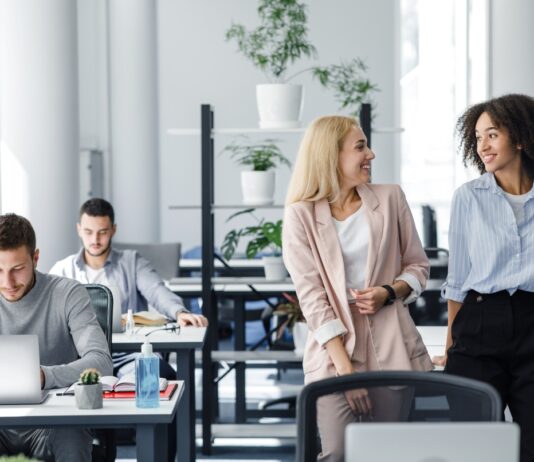 Munkatársak, akik miatt szívesebben maradunk home officeban home office, iroda, munkahelyi kapcsolatok, pletyka