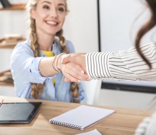 Így illeszkedjünk be, ha új munkahelyre kerültünk Új kolléga