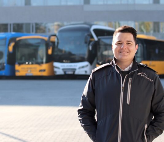 Új formaruhákban dolgoznak majd a Volánbusznál munkavallalo, munkahelyi jollet, munkaruha, volanbusz