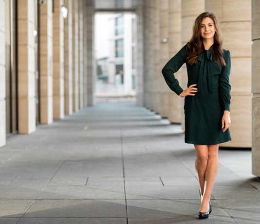 Hogyan öltözz fel az irodába egy meleg, nyári napon? dress code, munkahely, etikett, oltozkodes