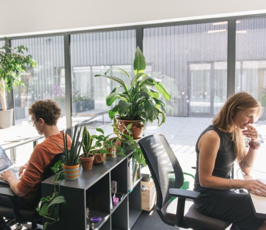 A dolgozót és a céget is megbetegítheti a rosszul berendezett iroda munkavallalo, munkahelyi jollet, iroda, munkapszichologia