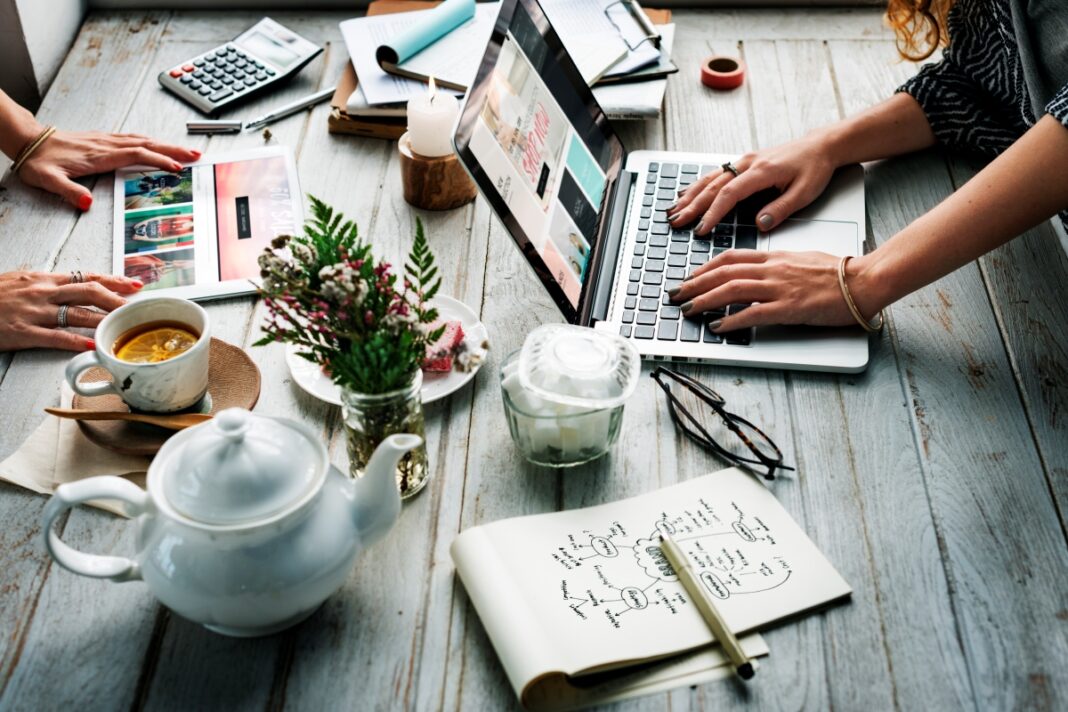 Milyen költségekkel jár egy webshop üzemeltetés? webshop, online kereskedelem, vallalkozas, foglalkoztatas