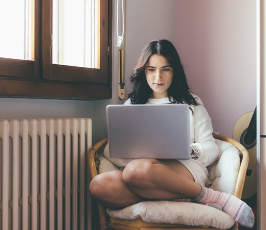 Hibrid munkavégzés nyáron – erre figyeljünk, ha otthonról is dolgozunk home office, tavmunka, hibrid munka, it