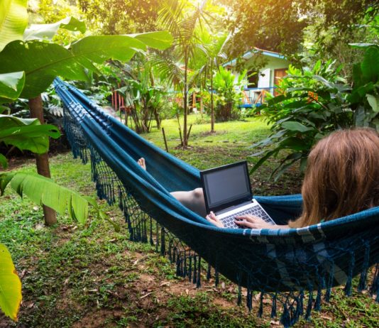 „Workation”: nyaralás és munka egyben munka-maganelet, nyaralas, workation, tavmunka