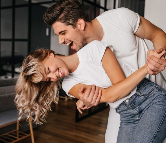 Mitől olyan vonzó a munkahelyi szerelem? – videó munkahely, szerelem, karrier, munka