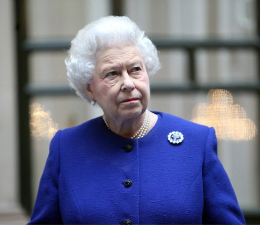 Videó: II. Erzsébet királynő, így még sosem láttuk erzsebet-kiralyno-video-kiralysag-loverseny