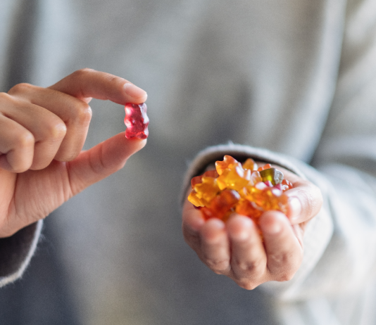 Gumicukrot kapott a több millió eurós csekkért cserébe haribo-csekk