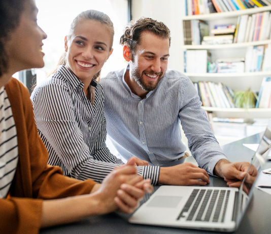 5 tipp, hogy megszerettesd magad a kollégáiddal kolléga, munkahely, karrier, munkatárs, kollégáiddal