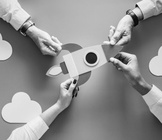 5 startup marketing lépés, amely még bizonytalan időkben is működik business-people-with-startup-rocket (1)