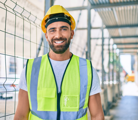 3 ruhadarab, ami nem hiányozhat egy építő szakember ruhatárából sem! ferfi_munkaruhaban_munkavedelem (1)