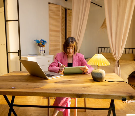 Az otthon dolgozók közel harmada több feladatot old meg, mint az irodában home office, kutatás, karrier, távmunka