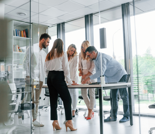 Első helyen az emberi kapcsolatok: A cégek négyötöde vesz fel új kollégákat munkavállalói ajánlások alapján ai, mesterséges intelligencia, vállalati kultúra, munkavállalói