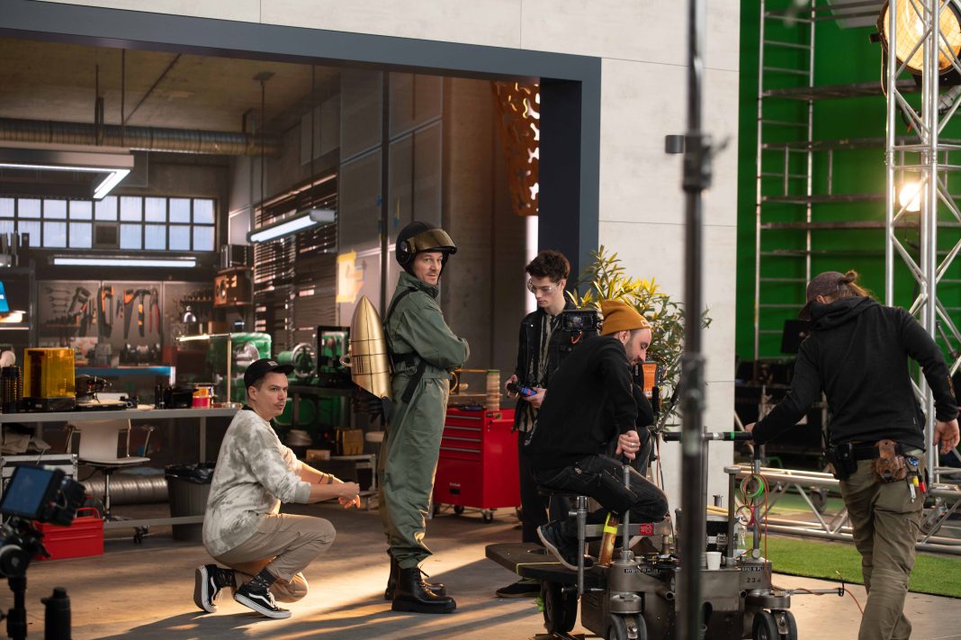 Dubaiban is elismerték a kampányt, amelyben a főhőst a csillagokig repítették. Dubaiban is elismerték a kampányt, amelyben a főhőst a csillagokig repítették. Júniusban ezüstöt nyert a Lounge Group Szerencsejáték Zrt.-nek készített Eurojackpot kampánya a nemzetközi WINA Awardson. A WINA, a World Independent Advertising Awards díjat 2016-ban hozták létre azzal a céllal, hogy az öt kontinensről származó, független, multinacionális ügynökségek és hálózatok munkáját ismerje el száz független, világszínvonalú szakember zsűrizésével. Erre a versenyre a Lounge Group két kampányt is nevezett, melyek közül mindkettő shortlistre került. A második helyezést elhozó Eurojackpot kampány a játék 10 éves évfordulójára volt időzítve, és alapvetően a halmozódás esetén megnyerhető, maximális főnyeremény emelkedésére, valamint a heti extra sorsolásra hívta fel a nagyérdemű figyelmét. A Szerencsejáték Zrt. mint felelős játékszervező fontosnak tartotta kiemelni, hogy a megemelkedett főnyeremény olyan elképzelhetetlenül nagy összeg lett, hogy azt ép ésszel felfogni is nehéz. Ezért fontos, hogy a nyertes majd tudja ezt kezelni. Ezeknek a kritériumoknak megfelelve a kreatív koncepció a humorosan eltúlzott szituációkra épült, és azt az alapigazságot állítja fókuszba, mely szerint vannak dolgok, amelyek egy hatalmas főnyeremény hatására sem változnak, csupán a lehetőségek tárháza bővül. A kampány során ezt az életminőségben történő váratlan javulást egy szürrealitásra épülő személyes történeten keresztül mutatták be, ahol közvetlenül egy Eurojackpot nyertes meséli el, hogy hogyan nem változott meg az élete. „Ahhoz, hogy a megálmodott túlzásokat és a humorral átszőtt jeleneteket kiemelkedő minőségben tudjuk megvalósítani, a reklámfilm forgatásán a jelenleg elérhető legmodernebb ún. XR, azaz Extended Reality megoldást használtuk. Ezt a technológiát olyan nagyszabású, hollywoodi produkciók megvalósításánál alkalmazták, mint a Csillagok háborúja spin-off sorozata, a The Mandalorian vagy a közelmúltban 6 Oscar-díjat nyert Dűne. Mindezen felül egyedi CGI-technológiát is igénybe vettünk, amelyet korábban kizárólag nemzetközi márkák reklámfilmjeiben láthattunk viszont.” nyilatkozta Radovics Péter, a Lounge Group kreatívigazgatója.