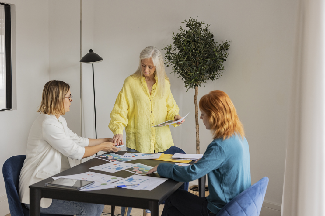 A papírhalmozótól a telefonnyomkodóig: generációs különbségek a munkahelyen generacio, genearcios kulonbsegek, munakhely, generációs