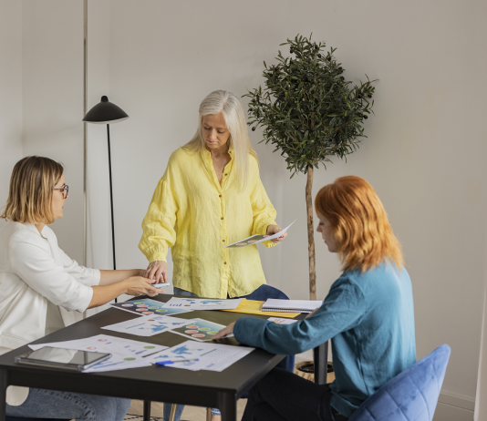 A papírhalmozótól a telefonnyomkodóig: generációs különbségek a munkahelyen generacio, genearcios kulonbsegek, munakhely, generációs