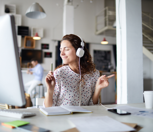 Zene a munkahelyen: Segít, vagy csak hátráltat? zene, zenehallgatas. produktivitas, elony, hatrany