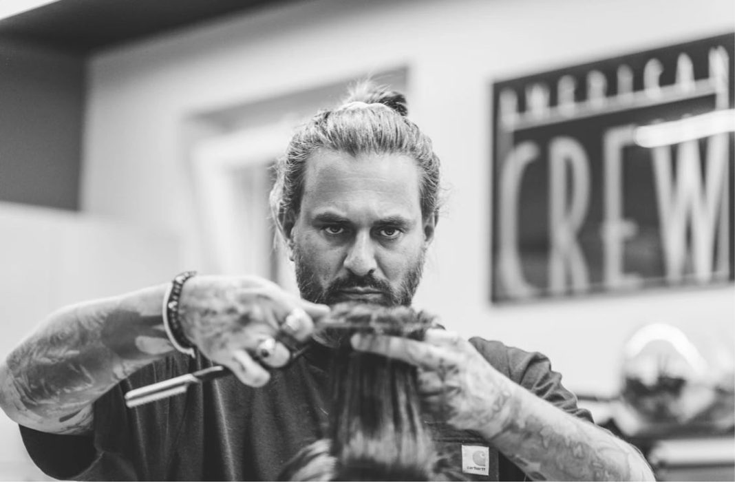 „Sokszor hajvágás közben is imádkozom…” – Férfi fodrász szalont működtet az Éjjel-nappal Budapest Marcija interjú, Éjjel Nappal Budapest, Kolozsváry Zsolt, éjjel nappal budapest marci, énb marci, kolozsváry zsolt éjjel nappal budapest