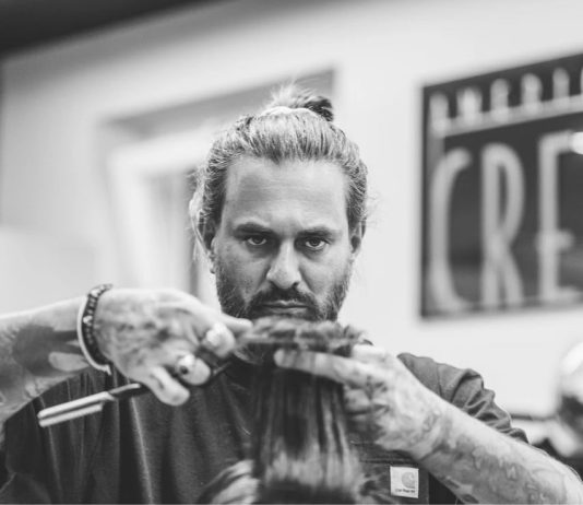 „Sokszor hajvágás közben is imádkozom…” – Férfi fodrász szalont működtet az Éjjel-nappal Budapest Marcija interjú, Éjjel Nappal Budapest, Kolozsváry Zsolt, éjjel nappal budapest marci, énb marci, kolozsváry zsolt éjjel nappal budapest