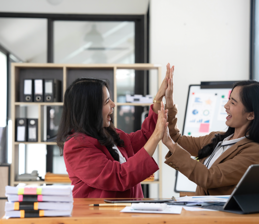 Az üzleti kedvesség kifizetődő munkahelyi etikett, kedvesség világnapja, diplomácia, statisztikák