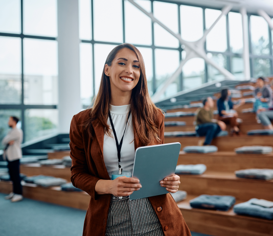 Üzleti kultúrsokk magassarkúban vosz, női vállalkozók, konferencia