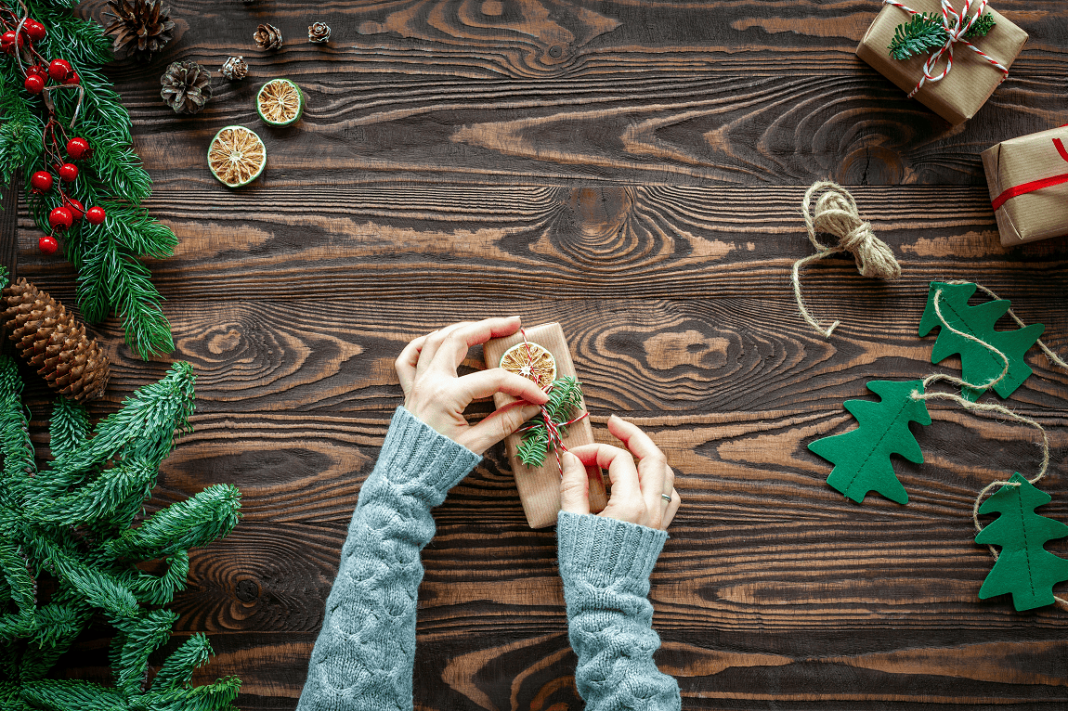 Ideje nekikezdeni a munkahelyi ajándékok beszerzésének ceges karacsony, munkatars, munkahelyi ajandekozas, ajandek