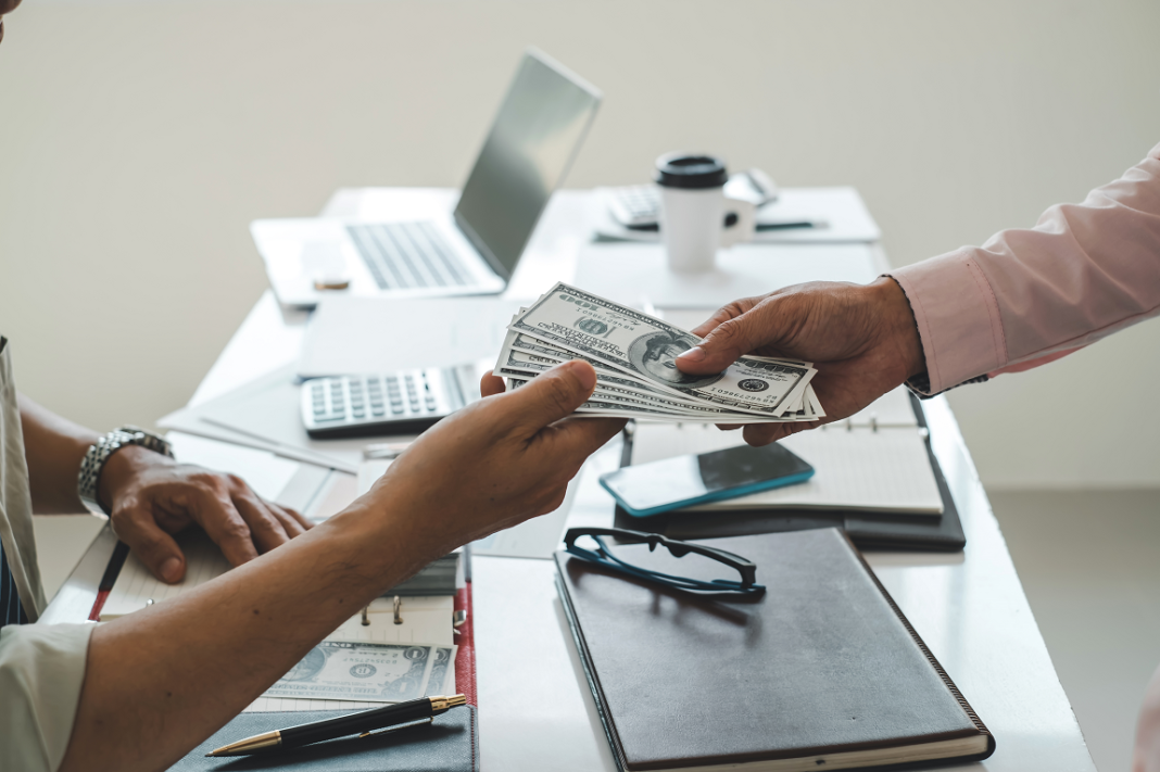 Évvégi bónuszok: Szaloncukor kerül az asztalra vagy pénz a zsebbe/bankszámlára? evvegi juttatas, evvegi bonusz