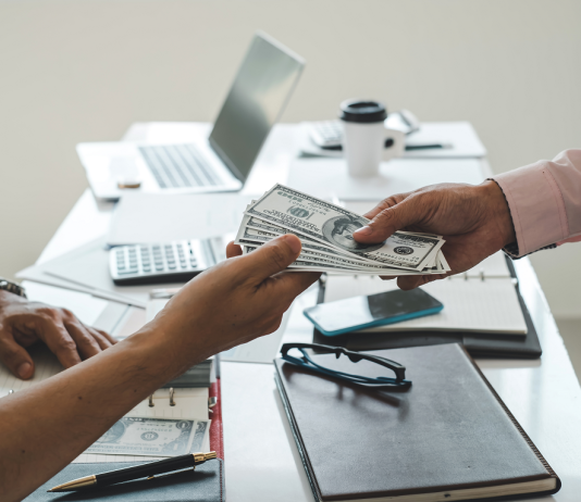 Évvégi bónuszok: Szaloncukor kerül az asztalra vagy pénz a zsebbe/bankszámlára? evvegi juttatas, evvegi bonusz