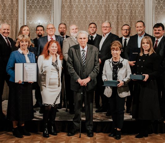 NEM MINDEGY HOL ÉS HOGYAN ÉLÜNK! holnap városáért díj