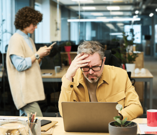 5 jel, hogy csapdába estél egy mérgező munkakörnyezetben mérgező munkahely, toxikus munkahely, jelek