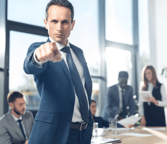 5 jel, hogy a főnököd passzív-agresszív passzív agresszív, főnök, mérgező főnök, toxikus munkahely, rossz főnök, passzív-agresszív