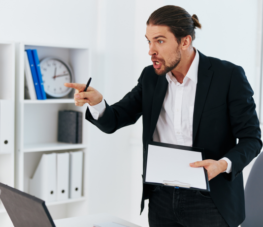 Az alacsony érzelmi intelligenciával rendelkező vezető ismérve érzelmi intelligencia, alacsony EQ, munkahely, vezető