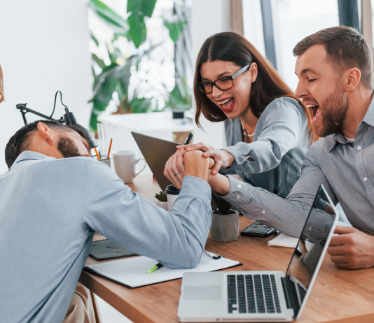 Tippek a munkahelyi kapcsolatépítéséhez munkahelyi barátság, munkahelyi kapcsolatépítés