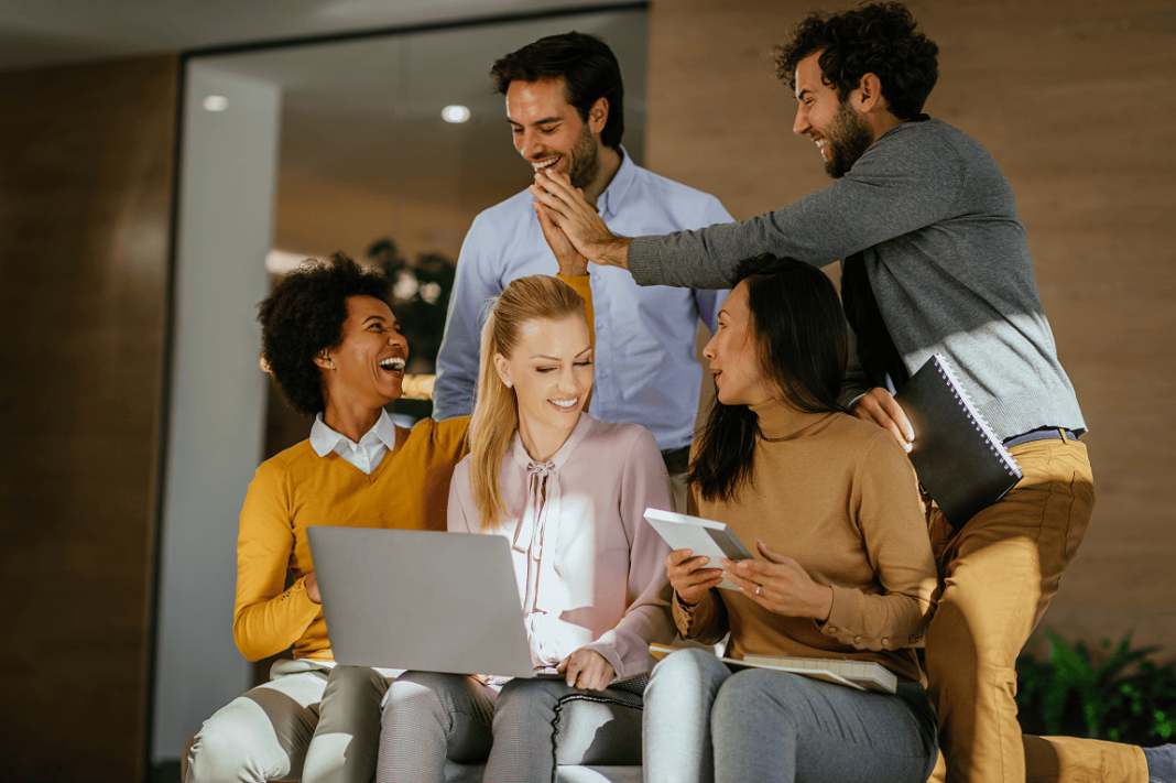 A munkahelyi barátságok sikerre viszik a céget munkahelyi kapcsolatok, munkahelyi barátság, networking, kapcsolatépítés