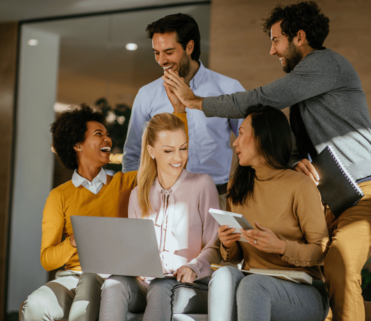 A munkahelyi barátságok sikerre viszik a céget munkahelyi kapcsolatok, munkahelyi barátság, networking, kapcsolatépítés
