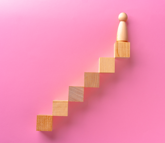 A nők karrierfejlődésének láthatatlan akadálya uvegplafon, noi karrier, no