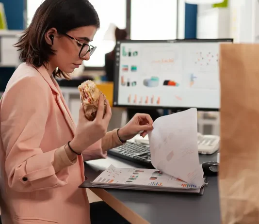 Itt a válasz: így lehet megállítani a túlevést, ha otthonról dolgozol home office, etkezes munkahelyen, tuleves, etkezesi tippek