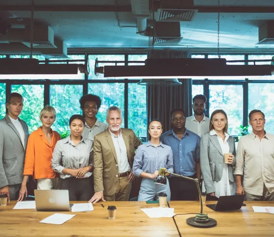 A lapos szervezet, ahol mégsem lapos a hangulat lapos szervezet, szervezeti kultúra, szervezeti hierarchia