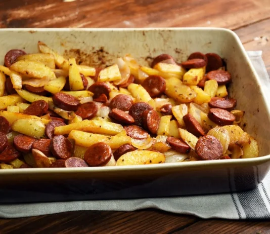 Tepsis kolbászos krumpli