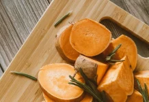 Sült édesburgonya fetával