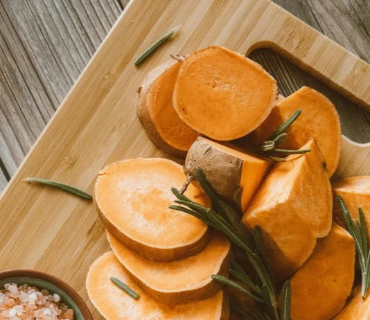 Sült édesburgonya fetával