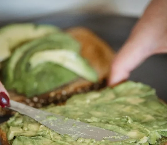 Cottage cheese-es avokádókrém pirítóson