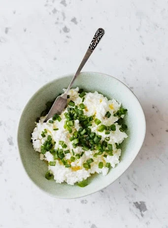 Túrókrém teljes kiőrlésű kenyéren