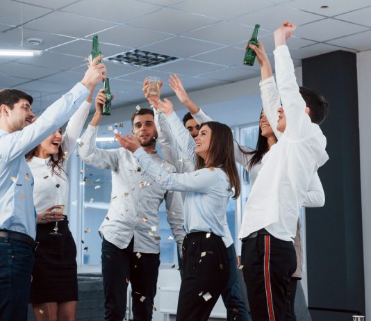 Céges bulik: Amikor a főnök is ember – vagy mégsem?